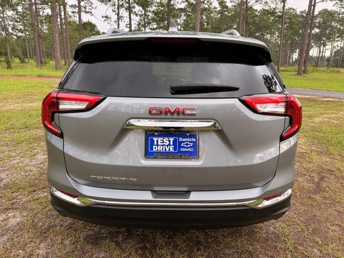 Used 2024 GMC Terrain SLT FWD image 4