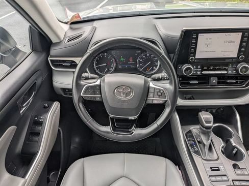 Used 2021 Toyota Highlander XLE AWD/4WD image 16