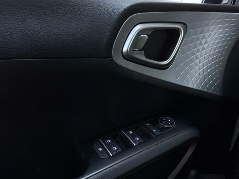 Used 2025 Kia Soul LX w/ LX Technology Package FWD image 19
