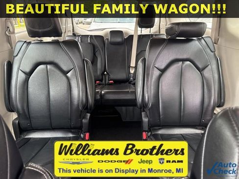Used 2022 Chrysler Pacifica Touring-L image 18