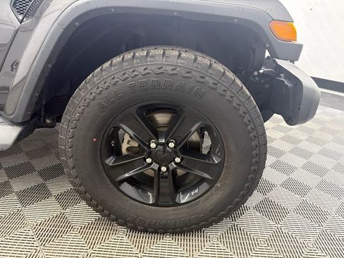 Used 2019 Jeep Wrangler Unlimited Sahara image 13