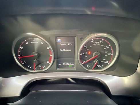 Used 2018 Toyota RAV4 SE image 12