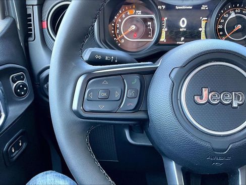 Certified 2025 Jeep Wrangler Unlimited Rubicon w/ Convenience Group AWD/4WD image 6