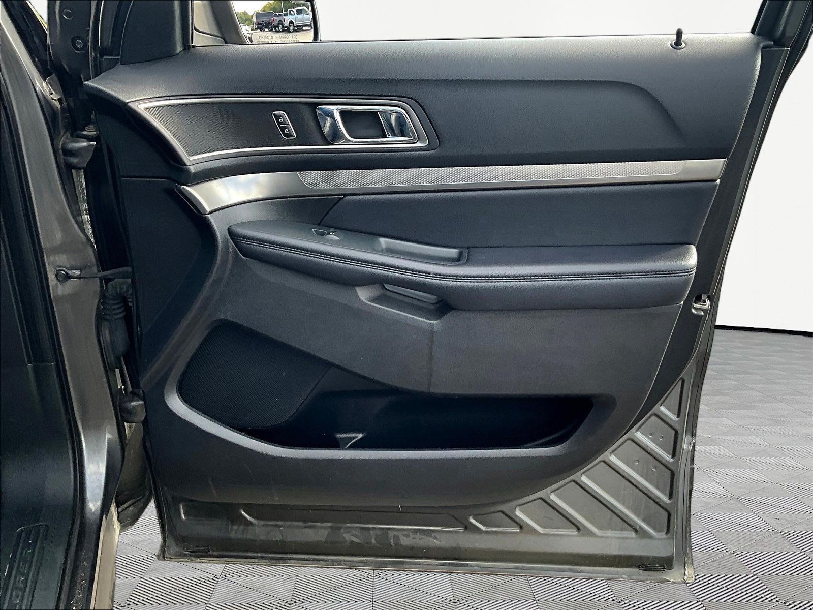 Used 2018 Ford Explorer XLT w/ Equipment Group 202A FWD image 28