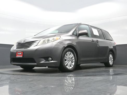 Used 2013 Toyota Sienna XLE image 28