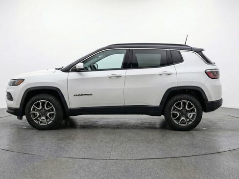 Used 2025 Jeep Compass Trailhawk image 5
