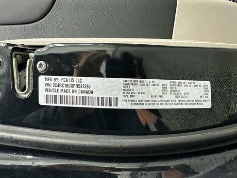 Used 2023 Chrysler Pacifica Touring-L image 35