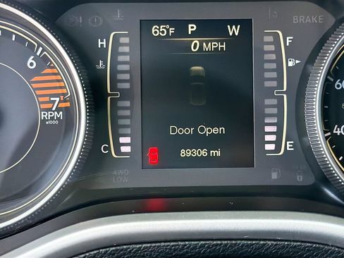 Used 2018 Jeep Cherokee Latitude Plus w/ Cold Weather Group FWD image 14