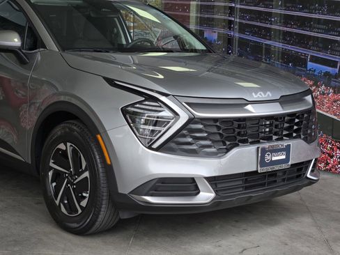 Used 2025 Kia Sportage LX image 2