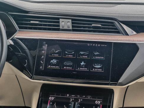 Certified 2024 Audi Q8 e-tron Premium Plus w/ Premium Plus Package AWD/4WD image 15