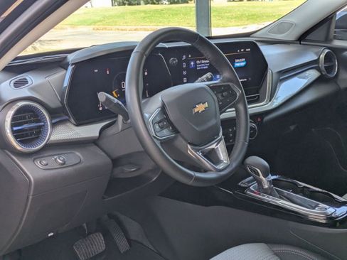 Used 2025 Chevrolet Trax LT w/ LT Convenience Package FWD image 10