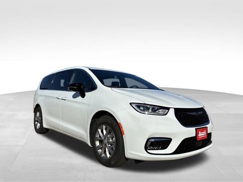 New 2026 Chrysler Pacifica Limited w/ Uconnect Theater Family Group image 8