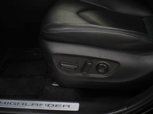 Used 2024 Toyota Highlander Limited AWD/4WD image 23