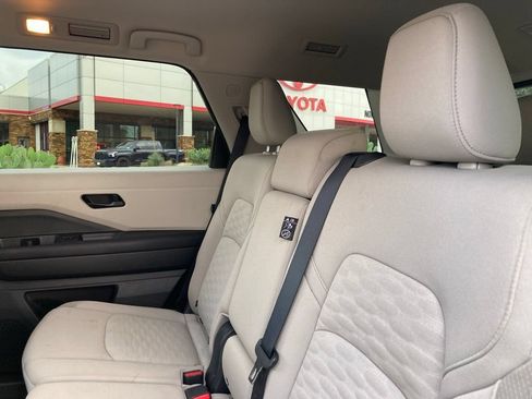 Used 2025 Nissan Pathfinder SV AWD/4WD image 10
