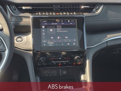 Used 2024 Jeep Grand Cherokee Altitude AWD/4WD image 32