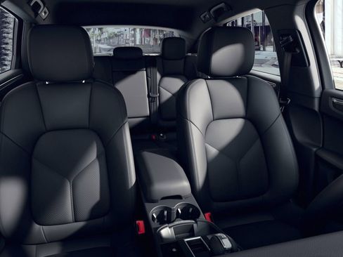 Certified 2025 Porsche Macan image 38