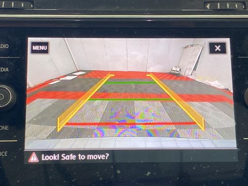 Used 2018 Volkswagen Tiguan SEL AWD/4WD image 24
