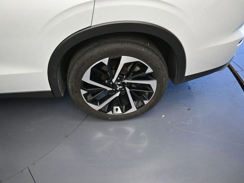 Used 2024 Mitsubishi Outlander SE image 18