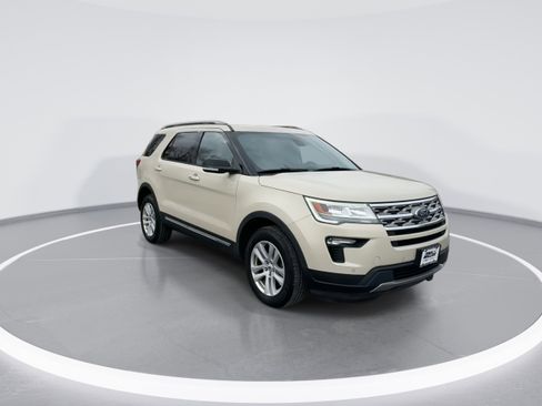 Used 2018 Ford Explorer XLT w/ Equipment Group 202A image 2