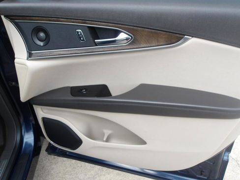 Used 2017 Lincoln MKX Reserve w/ Lincoln MKX Climate Package image 9