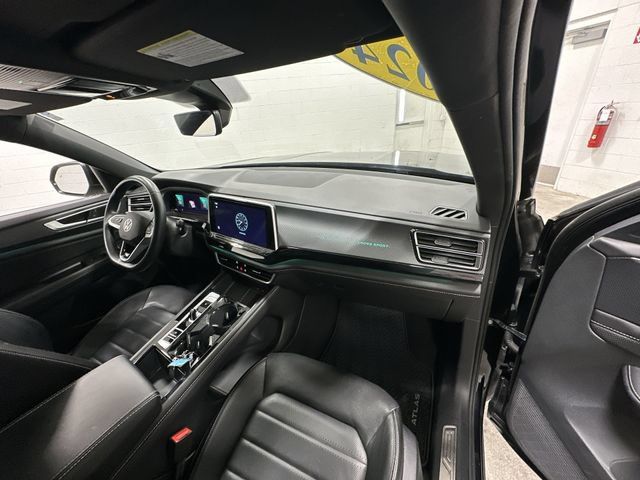 Used 2024 Volkswagen Atlas Cross Sport SEL R-Line AWD/4WD image 18