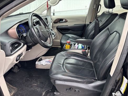 Used 2018 Chrysler Pacifica Touring-L FWD image 2