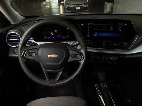 Used 2025 Chevrolet Trax LT FWD image 13