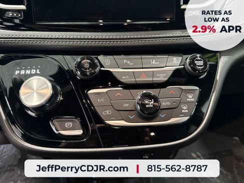 New 2027 Chrysler Pacifica Select FWD image 30