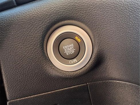 New 2025 Chrysler Pacifica Select image 10