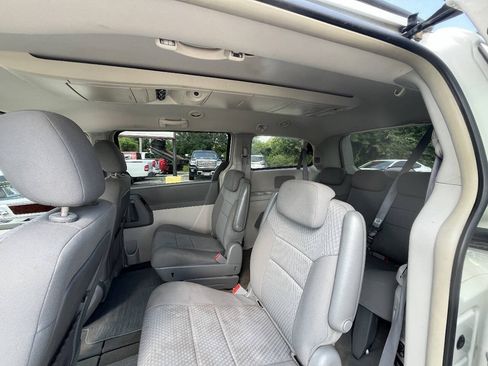 Used 2010 Chrysler Town & Country Touring FWD image 12