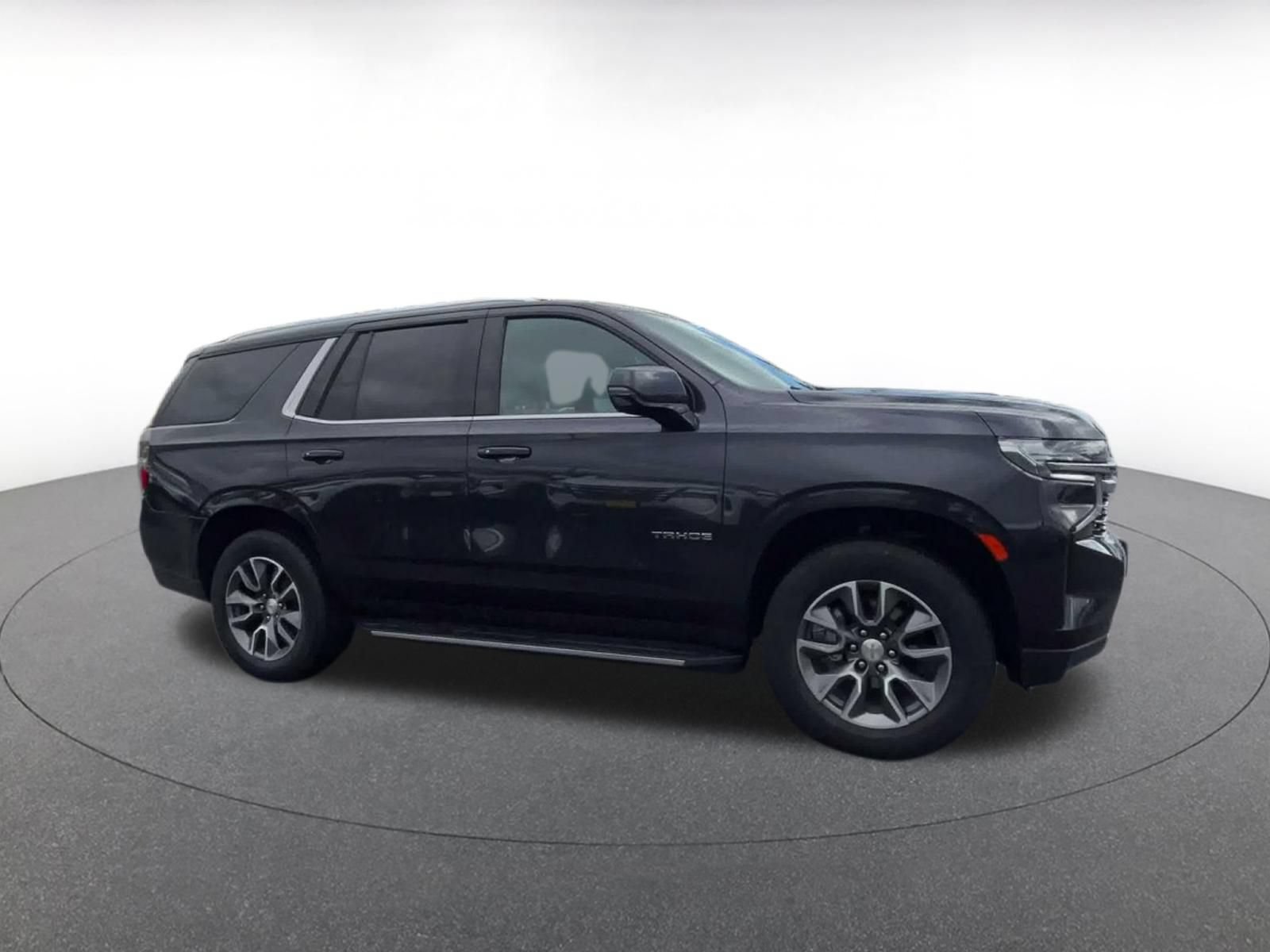Used 2024 Chevrolet Tahoe LT w/ Luxury Package AWD/4WD image 2