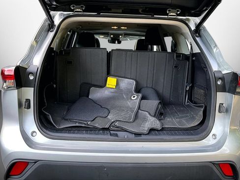 Used 2021 Toyota Highlander XLE FWD image 25