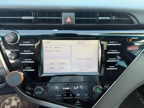 Used 2018 Toyota Camry XLE image 18