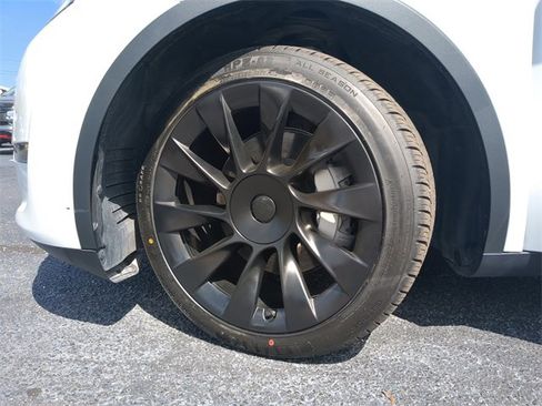 Used 2023 Tesla Model Y Long Range image 37