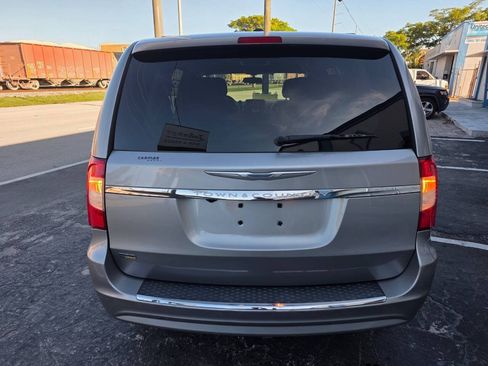Used 2016 Chrysler Town & Country Touring FWD image 5