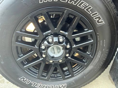 Used 2022 Ford F250 Lariat w/ Black Appearance Package AWD/4WD image 36
