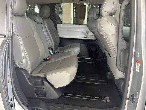 Used 2025 Toyota Sienna XLE FWD image 29