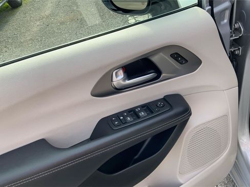 Used 2024 Chrysler Pacifica Touring-L FWD image 21