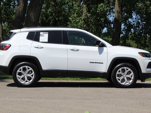 Used 2024 Jeep Compass Latitude AWD/4WD image 9