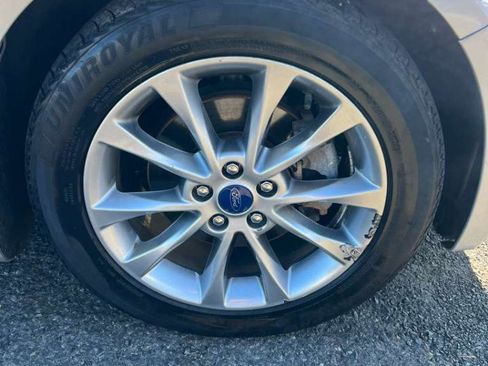 Used 2017 Ford Fusion SE w/ Fusion SE Technology Package image 23