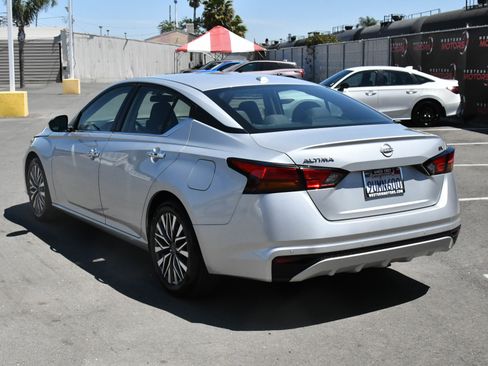 Used 2023 Nissan Altima 2.5 SV FWD image 6