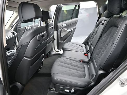 Used 2025 BMW X7 xDrive40i w/ Premium Package image 12