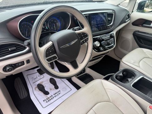 Used 2017 Chrysler Pacifica Limited w/ UConnect Theater Package FWD image 9