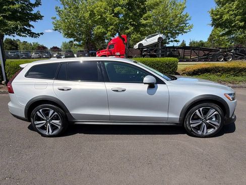 Used 2025 Volvo V60 B5 Cross Country Plus AWD/4WD image 9