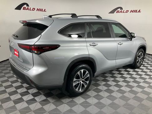 Used 2024 Toyota Highlander XLE image 6