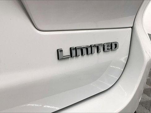 Used 2023 Jeep Grand Cherokee L Limited w/ Luxury Tech Group II AWD/4WD image 9