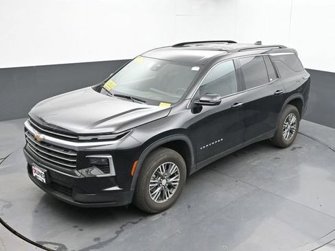 Used 2025 Chevrolet Traverse LT FWD image 16