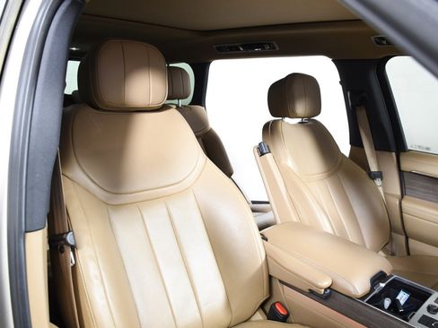 Used 2023 Land Rover Range Rover Long Wheelbase SE image 19