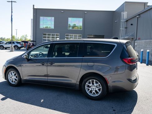 Used 2023 Chrysler Pacifica Touring-L FWD image 7
