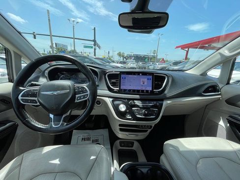 Used 2021 Chrysler Pacifica Touring-L FWD image 21